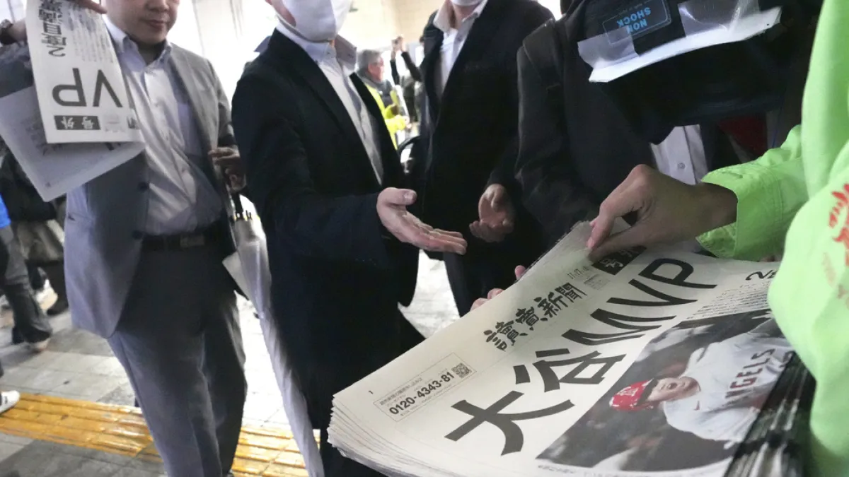 大谷翔平拿下美聯MVP,《讀賣新聞》在東京街頭發放快報。(美聯社)