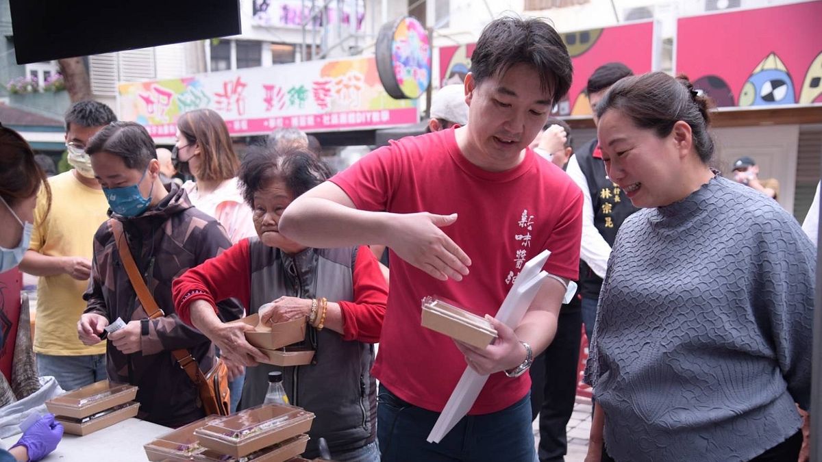 新味醬油舉辦「就要吃新味!花蓮好味音樂市集」活動,第三代接班人向縣長徐榛蔚介紹自家產品。(圖/花蓮縣政府提供) 新味醬油舉辦「就要吃新味!花蓮好味音樂市集」活動,第三代接班人向縣長徐榛蔚介紹自家產品。(圖/花蓮縣政府提供)