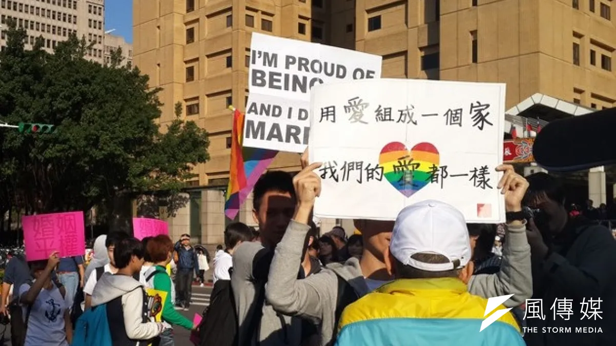 去年底護家盟等團體上街反同志婚的民法修正案,當時有支持同志婚團體上街反嗆,明日教會發起的「家庭義走」活動,也有同志要上街「全民街吻」拼場。(資料照片)