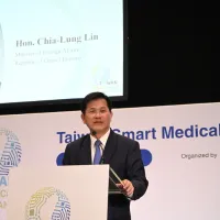 外交部と衛生福祉部がジュネーブで「台湾スマート医療・健康産業展」を共同開催し、医療・衛生外交を展開した。開幕式であいさつする林佳龍外交部長。(中央社) 外交部と衛生福祉部がジュネーブで「台湾スマート医療・健康産業展」を共同開催し、医療・衛生外交を展開した。開幕式であいさつする林佳龍外交部長。(中央社)
