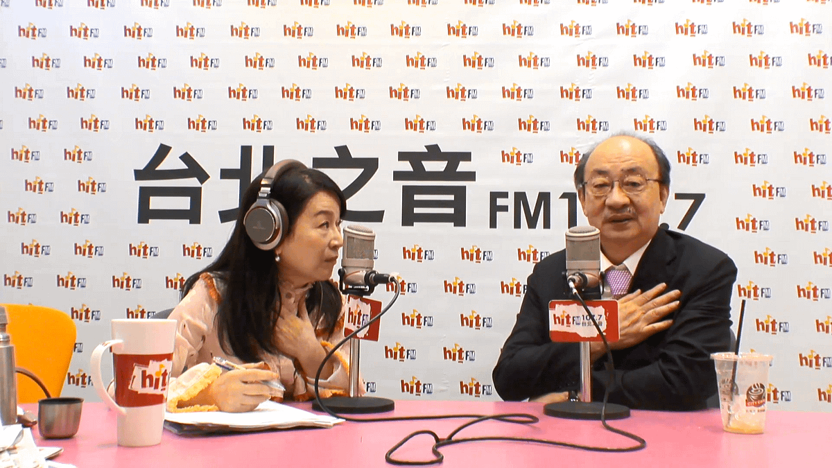 民進黨立院黨團總召柯建銘(右)16日接受廣播主持人周玉蔻(左)的專訪。(截圖翻攝自Youtube直播影片〈蔻蔻早餐〉) 民進黨立院黨團總召柯建銘(右)16日接受廣播主持人周玉蔻(左)的專訪。(截圖翻攝自Youtube直播影片〈蔻蔻早餐〉)