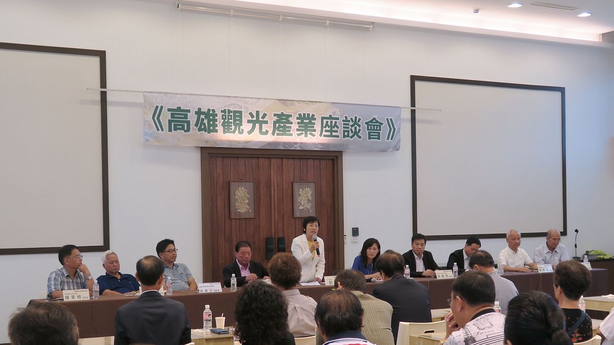 民進黨立委劉世芳27日召開座談會,與近百位觀光產業代表就提振高雄觀光發展進行討論。(圖/劉世芳辦公室提供) 民進黨立委劉世芳27日召開座談會,與近百位觀光產業代表就提振高雄觀光發展進行討論。(圖/劉世芳辦公室提供)