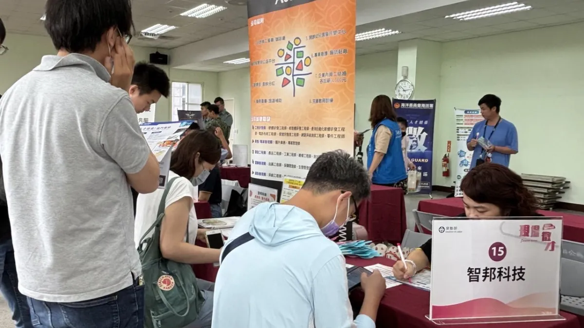 竹北就業中心於2/18(二)在新竹縣竹北國民運動中心四樓,辦理現場徵才活動。(圖/勞動力發展署桃竹苗分署提供)