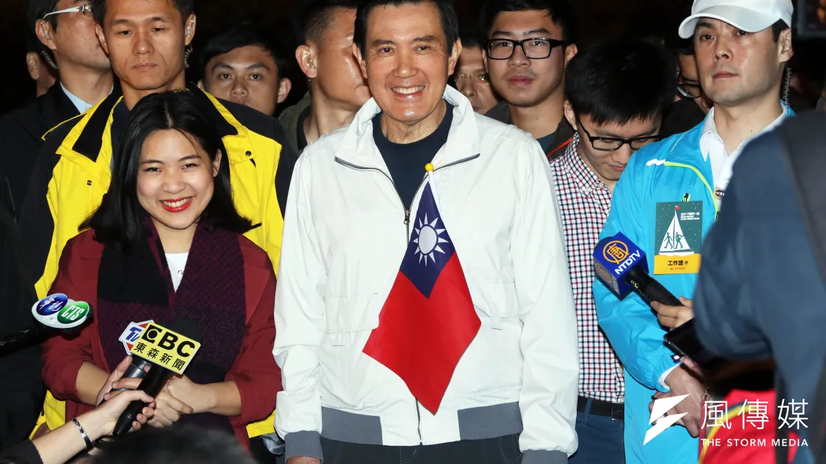 前總統馬英九辦公室主任徐巧芯痛批國民黨政策會執行長蔡正元發言不當,圖為中華民國106年元旦升旗典禮清晨在總統府前舉行,前總統馬英九在隨扈和辦公室發言人徐巧芯陪同下前來參加。(資料照片,蘇仲泓攝)