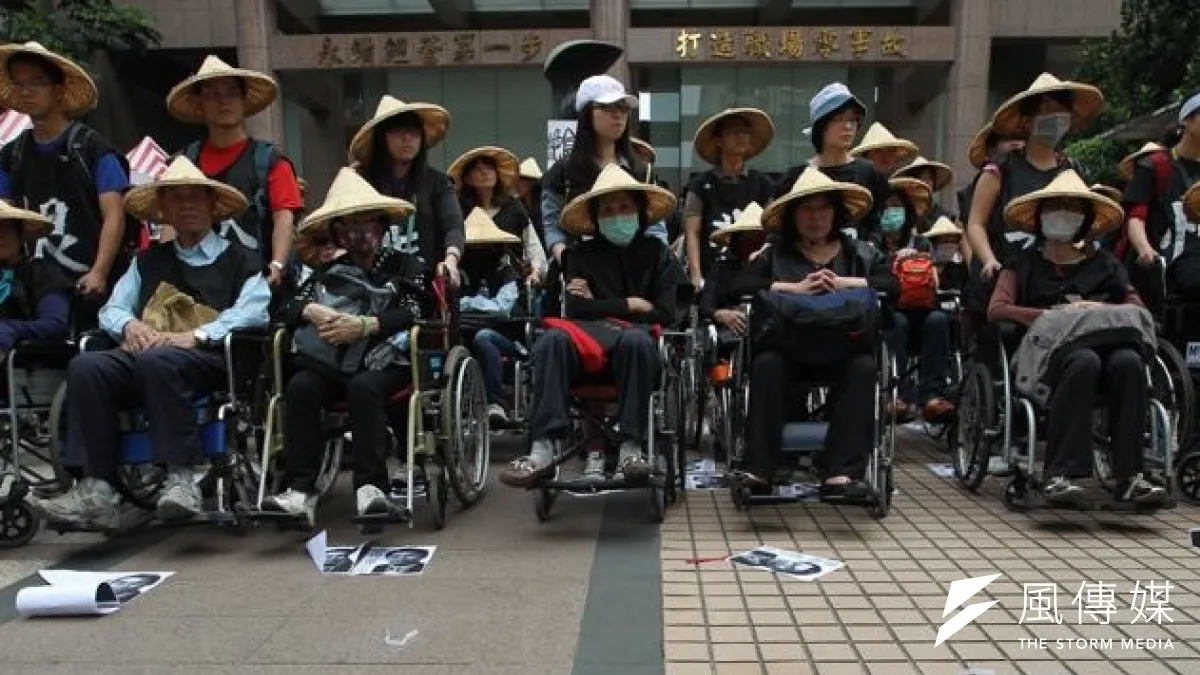 關廠勞工經過長期抗爭終而贏得訴訟,勞動部宣布退款下月執行,年底前完成。(余志偉攝)