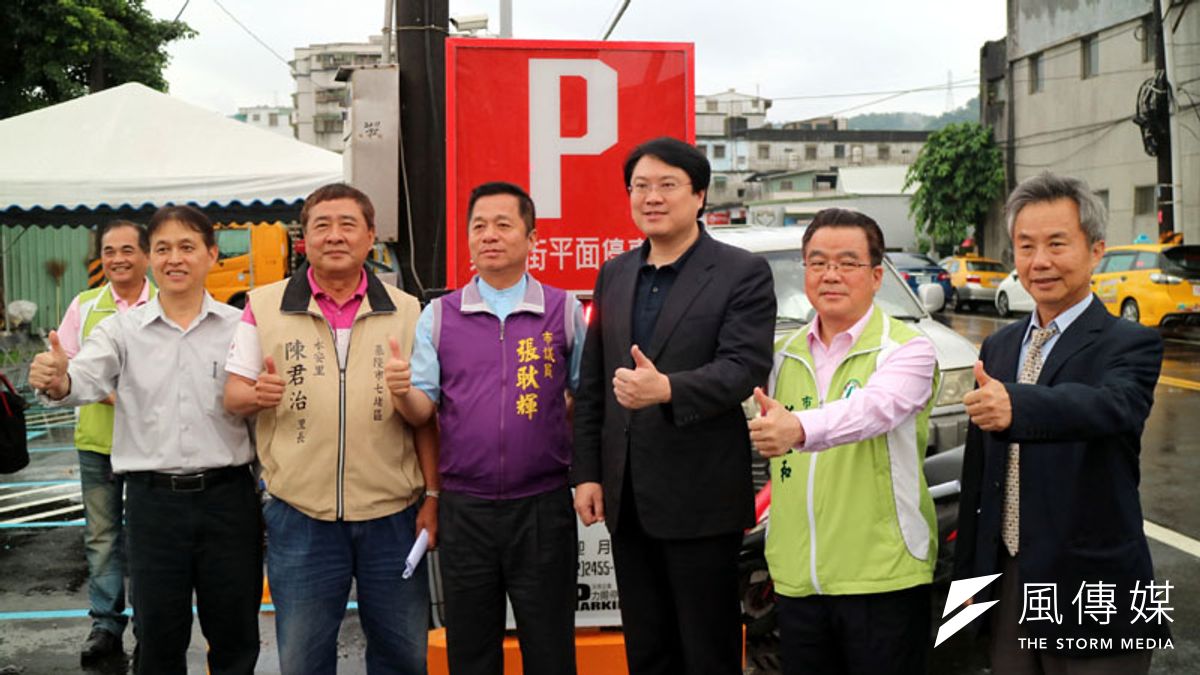 市長及議員等人視察崇孝街停車場整建工程。(圖/張毅攝) 市長及議員等人視察崇孝街停車場整建工程。(圖/張毅攝)