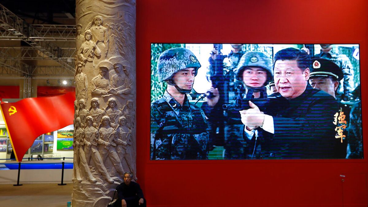 習近平在北京展覽館的政治宣傳。(美聯社) 習近平在北京展覽館的政治宣傳。(美聯社)