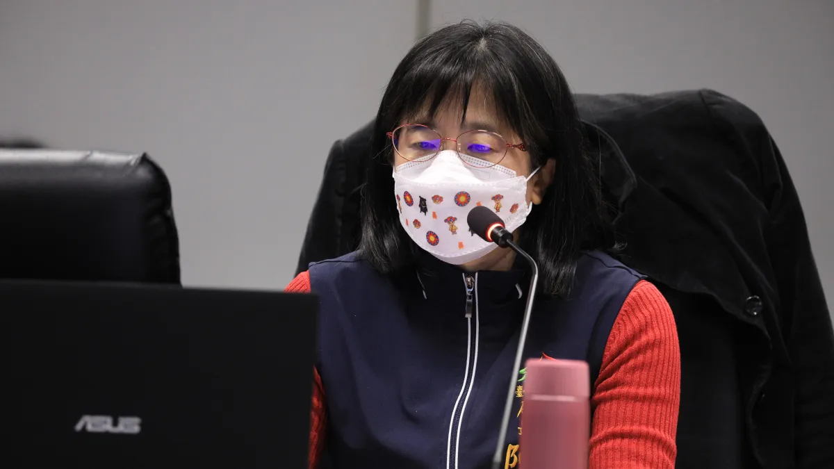中市府觀旅局長陳美秀在市政會議中,以「2023中台灣元宵燈會」為題進行專案報告。(圖/台中市政府)