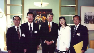 1994年,時任立法院長的劉松藩(左2)率立法院副院長王金平(左4)與立委們赴澳洲訪問考察。(愛玉之家提供)