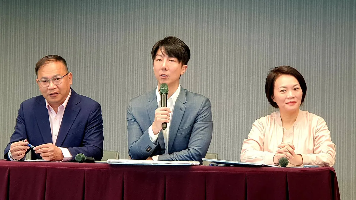 民進黨發言人吳崢(中)、政策會執行長王義川(左)、台北市議員簡舒培(右)今(25)日召開「藍白卸責互咬 柯文哲、蔣萬安請給市民100億的真相」記者會。(民進黨提供)