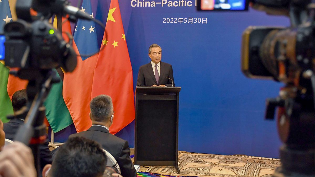 2022年5月30日,中國外長王毅與斐濟總理巴依尼馬拉馬(Frank Bainimarama)舉行中國-太平洋島國外長會議會後記者會(AP) 2022年5月30日,中國外長王毅與斐濟總理巴依尼馬拉馬(Frank Bainimarama)舉行中國-太平洋島國外長會議會後記者會(AP)
