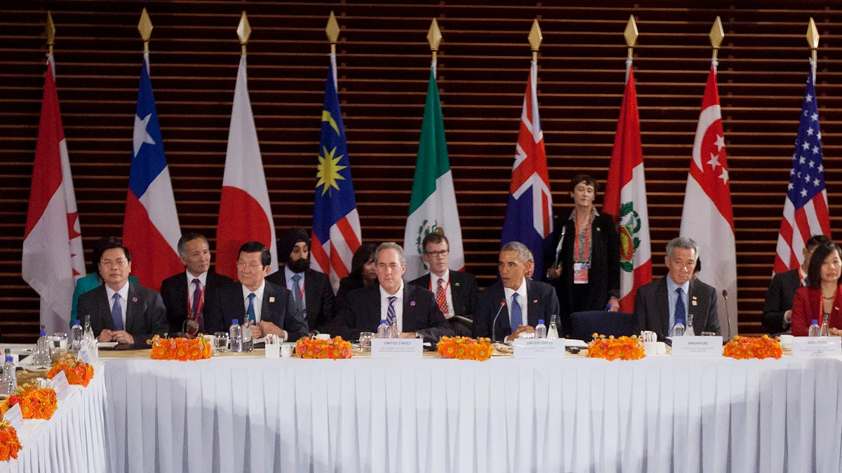 包括美、日、澳、智利等12個環太平洋國家,共同簽署了TPP。這是台灣下屆總統最重要的經貿談判,也是台灣突破中國封鎖加入國際經貿組織。(資料照,美聯社)