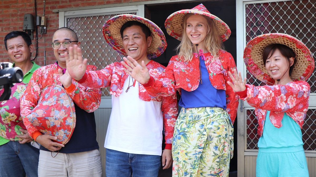俄羅斯插畫家卡佳(右二)來台參訪,將為石虎設計用路警示系列插畫。(鄭宏輝提供) 俄羅斯插畫家卡佳(右二)來台參訪,將為石虎設計用路警示系列插畫。(鄭宏輝提供)