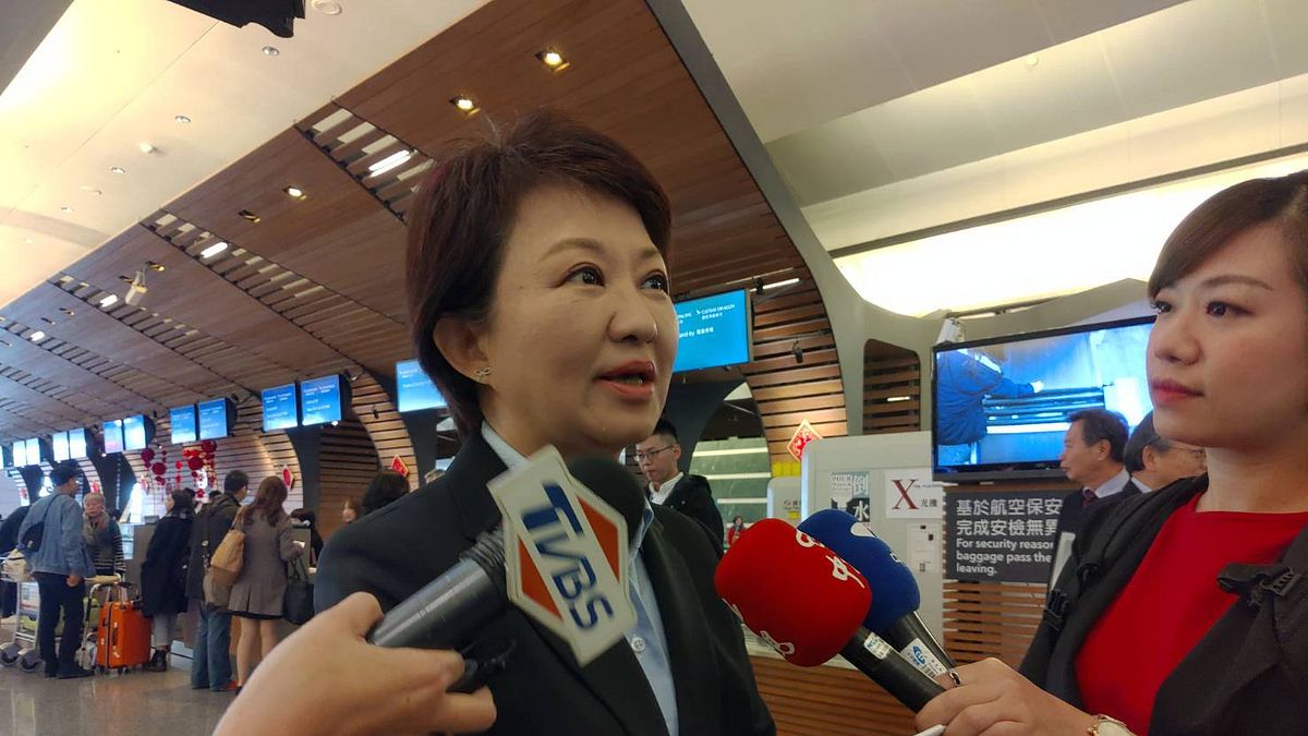 台中市長盧秀燕28日赴香港參與「中華出入口商會」會長交接及會員大會並於受訪時表示,很開心對方有注意到她拚經濟的決心,希望能藉此搭上線讓台中的農產、機械、汽機車等各項產品能更進一步受到注意,讓台中人有更多機會賺錢。(中市府提供) 台中市長盧秀燕28日赴香港參與「中華出入口商會」會長交接及會員大會並於受訪時表示,很開心對方有注意到她拚經濟的決心,希望能藉此搭上線讓台中的農產、機械、汽機車等各項產品能更進一步受到注意,讓台中人有更多機會賺錢。(中市府提供)