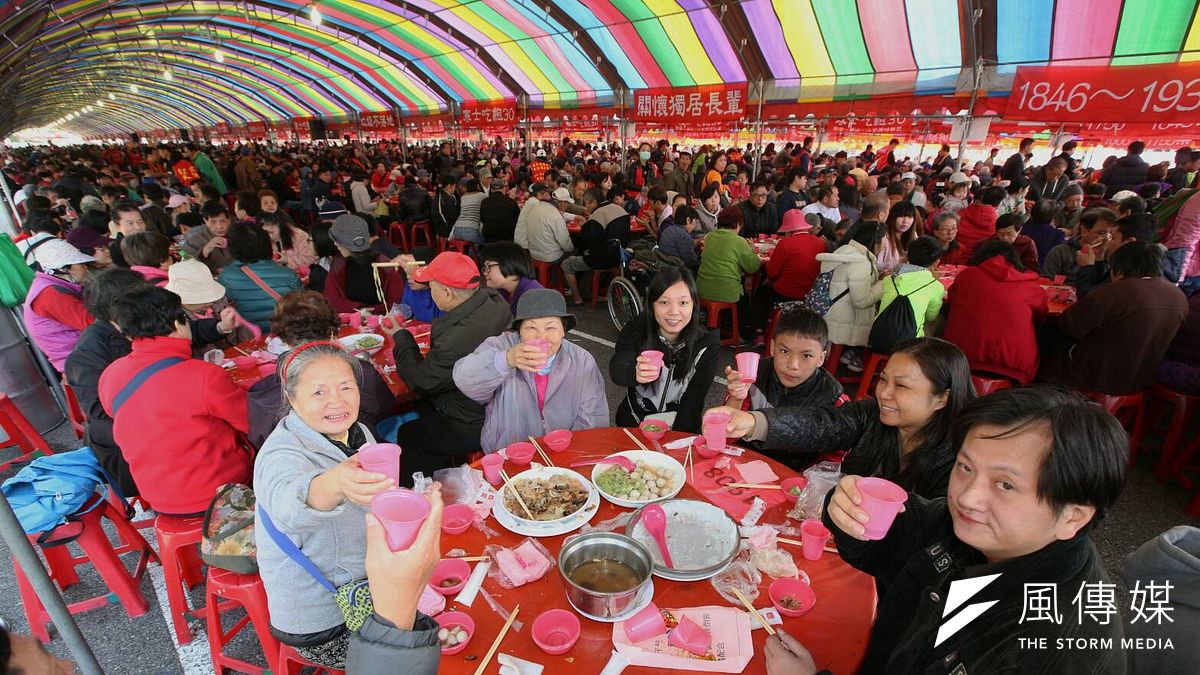 由人安、華山、創世3基金會所共同舉辦的「第27屆寒士吃飽30愛心尾牙」,22日在凱道登場。(陳明仁攝) 由人安、華山、創世3基金會所共同舉辦的「第27屆寒士吃飽30愛心尾牙」,22日在凱道登場。(陳明仁攝)