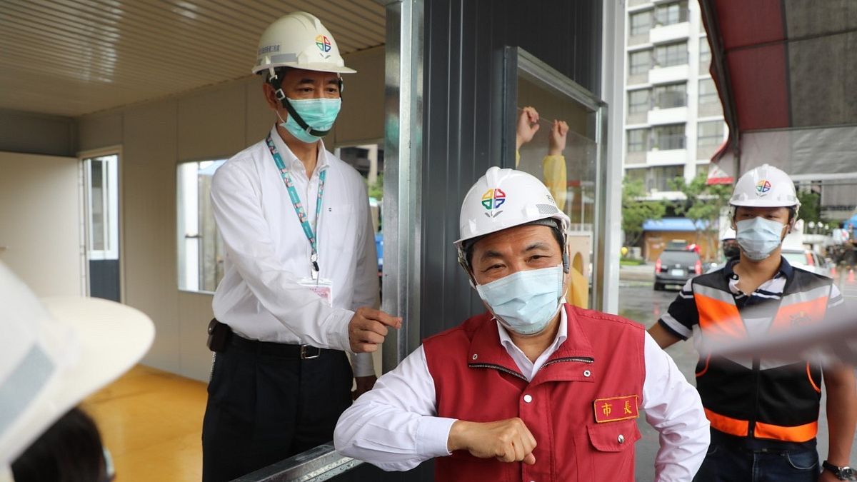 新北市完成設立疫苗接種站,地點就在板橋江翠重劃區,面積超過1200坪、共有18個接種窗口。圖為新北市長侯友宜。(新北市政府提供) 新北市完成設立疫苗接種站,地點就在板橋江翠重劃區,面積超過1200坪、共有18個接種窗口。圖為新北市長侯友宜。(新北市政府提供)