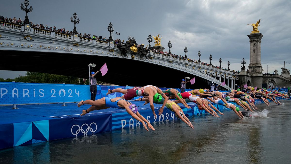 2024年7月31日,巴黎奧運女子鐵人三項的選手隨著比賽開始跳入塞納河。(美聯社) 2024年7月31日,巴黎奧運女子鐵人三項的選手隨著比賽開始跳入塞納河。(美聯社)
