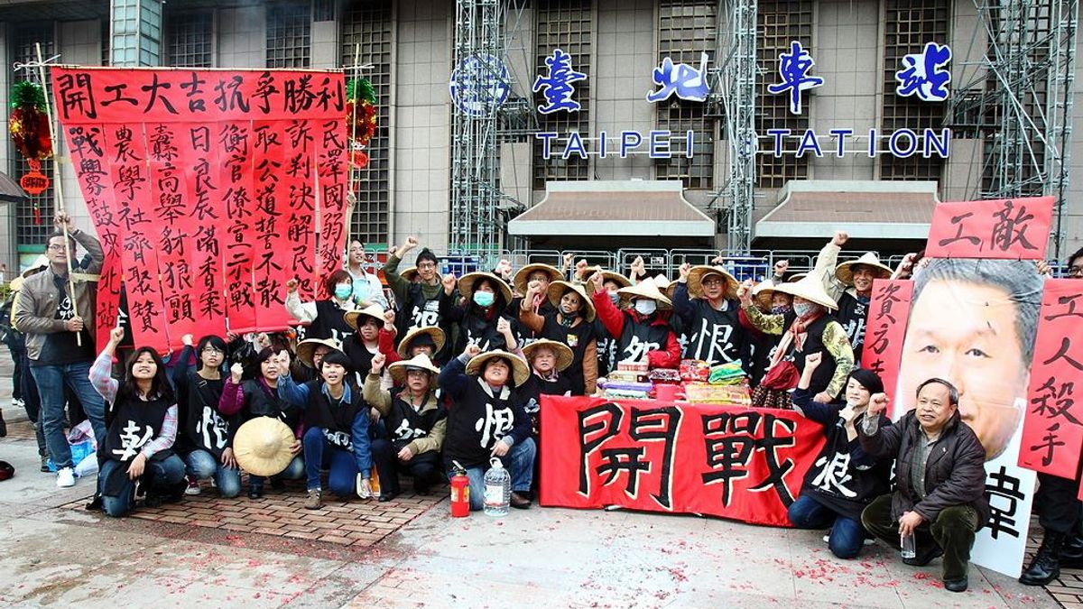 2013年2月全國關廠工人連線針對國內關廠潮,以及政府後續的不當處理等諸多爭議進行臥軌抗爭。(資料照,取自「全國關廠工人連線」臉書) 2013年2月全國關廠工人連線針對國內關廠潮,以及政府後續的不當處理等諸多爭議進行臥軌抗爭。(資料照,取自「全國關廠工人連線」臉書)