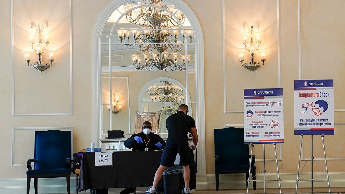 一名男子在佛羅里達州奧蘭多NBA籃球場測試點接受新冠病毒檢測。 (AP) 一名男子在佛羅里達州奧蘭多NBA籃球場測試點接受新冠病毒檢測。 (AP)