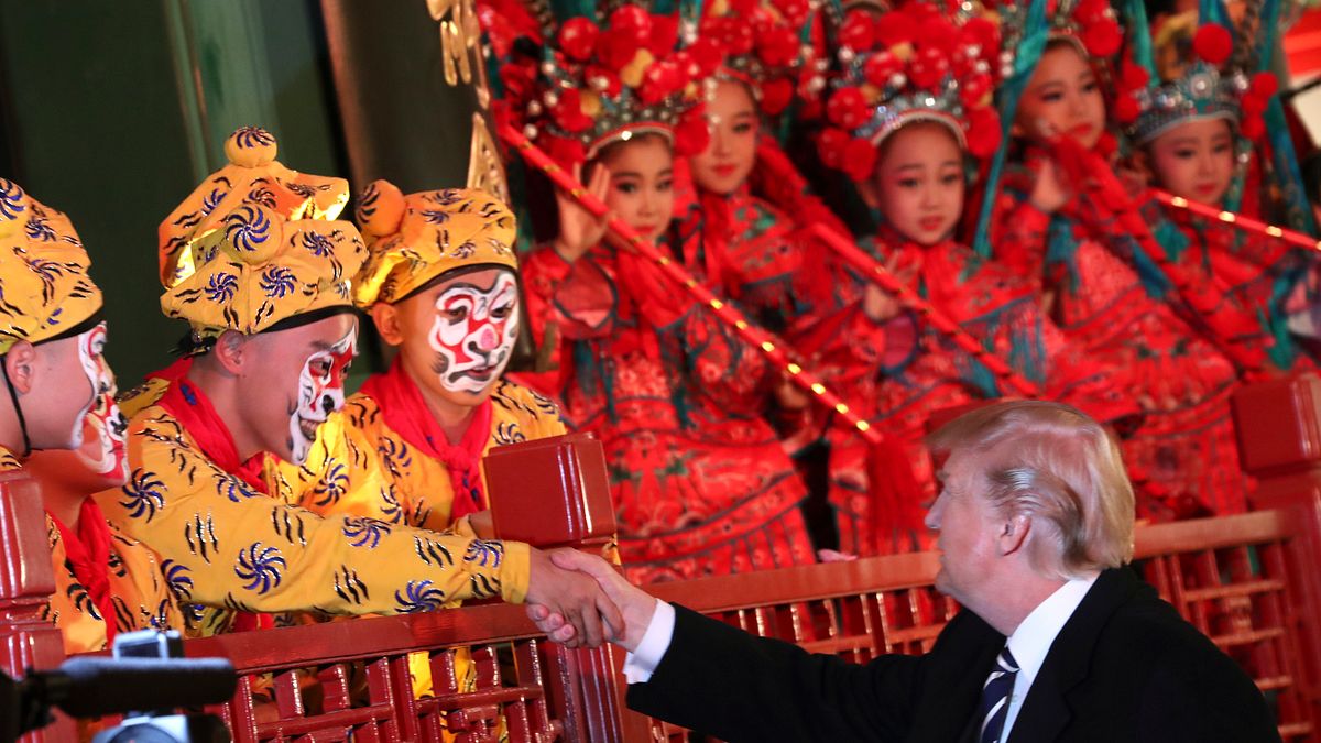 トランプ氏のアジア訪問第3弾として中国を訪れ、習近平氏が紫禁城内で歓迎宴を開き、京劇の上演を手配した。(AP通信) トランプ氏のアジア訪問第3弾として中国を訪れ、習近平氏が紫禁城内で歓迎宴を開き、京劇の上演を手配した。(AP通信)