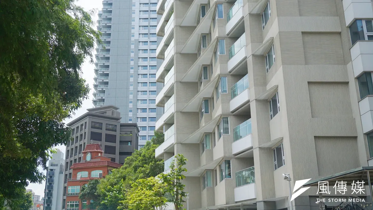 作者認為,台北市在都市更新推動成效不彰的現狀之下,如果不能改弦易轍,那麼不可避免的將成為「又老、又醜、又貴、又不安全」的高風險都會城市。。(資料照,姚翰光攝) 作者認為,台北市在都市更新推動成效不彰的現狀之下,如果不能改弦易轍,那麼不可避免的將成為「又老、又醜、又貴、又不安全」的高風險都會城市。。(資料照,姚翰光攝)