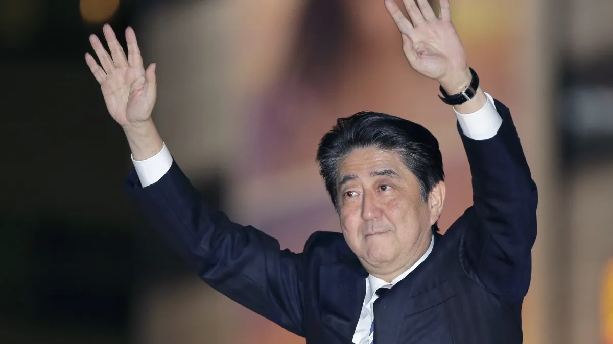 安倍晉三在東京街頭拉票。(美聯社)
