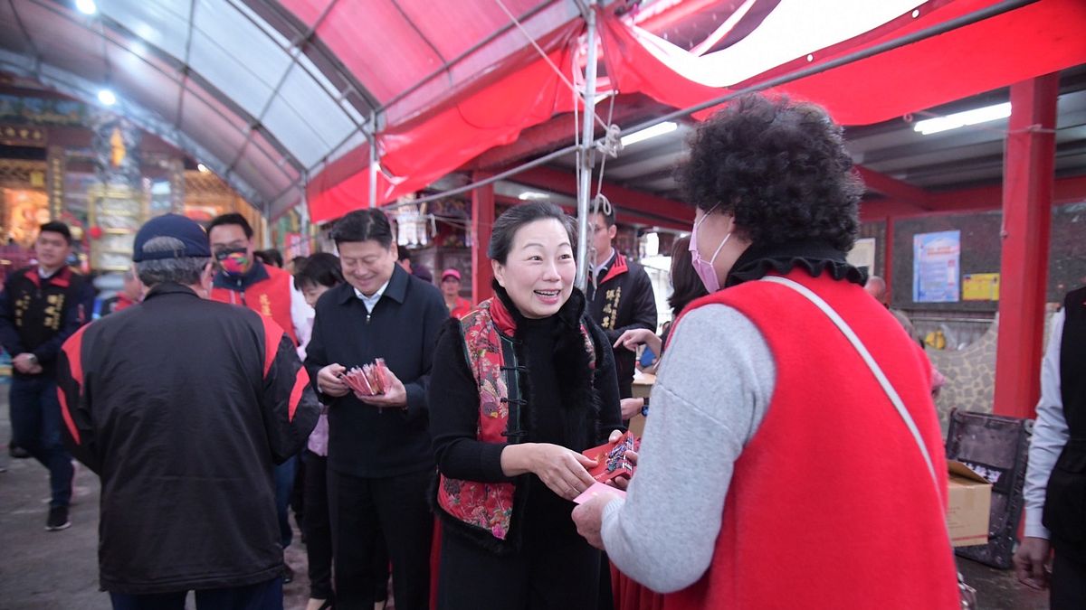 花蓮縣長徐榛蔚偕同立委傅崐萁前往慈雲宮、聖南宮及仁里萬善廟地參拜祈福。(圖/花蓮縣政府提供) 花蓮縣長徐榛蔚偕同立委傅崐萁前往慈雲宮、聖南宮及仁里萬善廟地參拜祈福。(圖/花蓮縣政府提供)