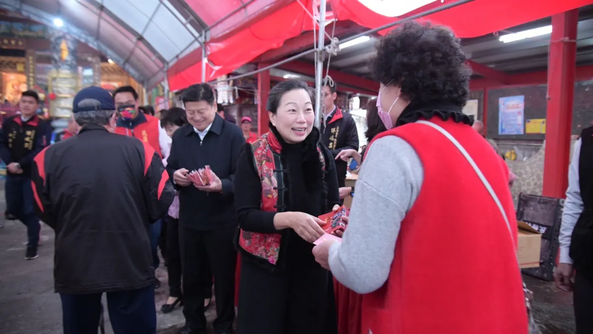 花蓮縣長徐榛蔚偕同立委傅崐萁前往慈雲宮、聖南宮及仁里萬善廟地參拜祈福。(圖/花蓮縣政府提供)