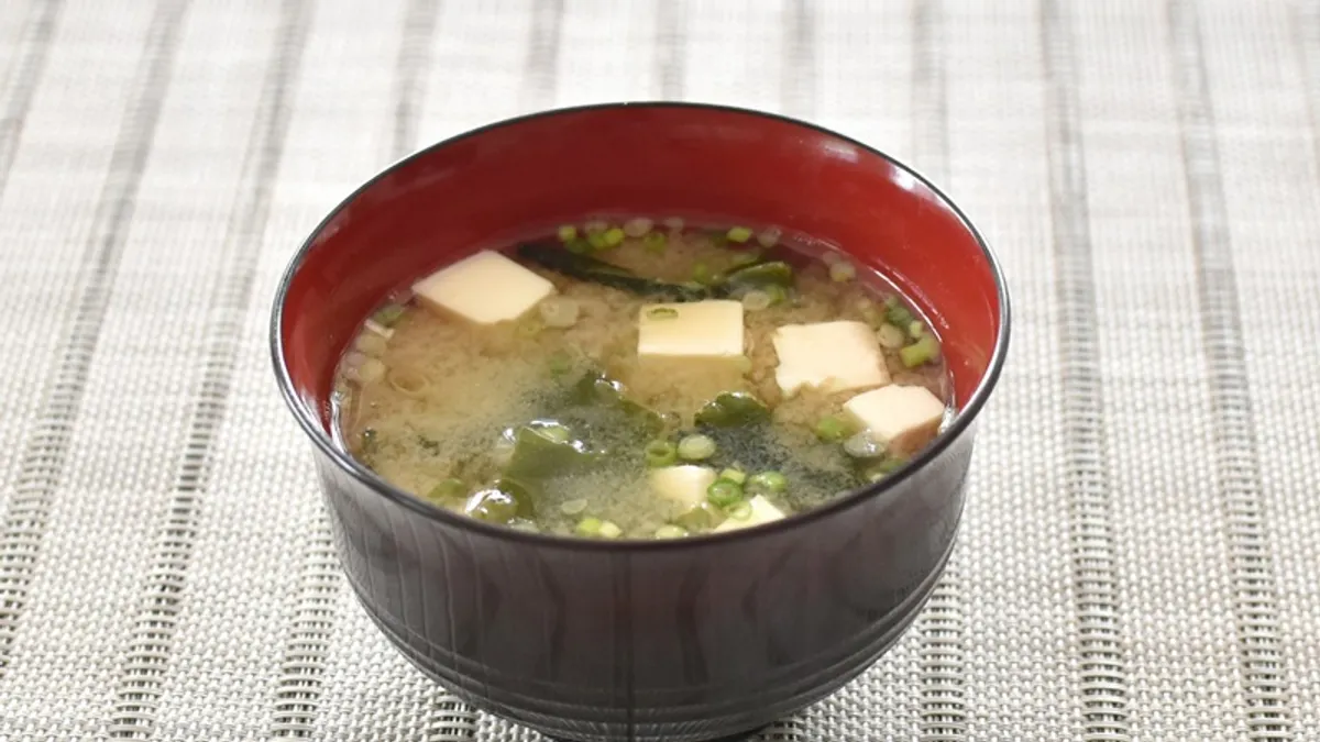 台式味噌湯裡的魚肉、柴魚片與必然要有的蔥花,其實比較少被拿來做為味噌湯的材料。(示意圖/取自photoAC) 台式味噌湯裡的魚肉、柴魚片與必然要有的蔥花,其實比較少被拿來做為味噌湯的材料。(示意圖/取自photoAC)