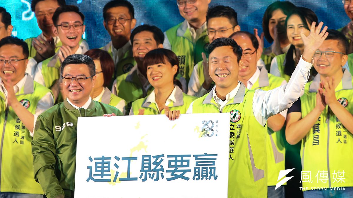 民進黨連江縣黨部主委李問(右一)向黨中央請戰,自願出征連江縣長選戰。(資料照,顏麟宇攝) 民進黨連江縣黨部主委李問(右一)向黨中央請戰,自願出征連江縣長選戰。(資料照,顏麟宇攝)