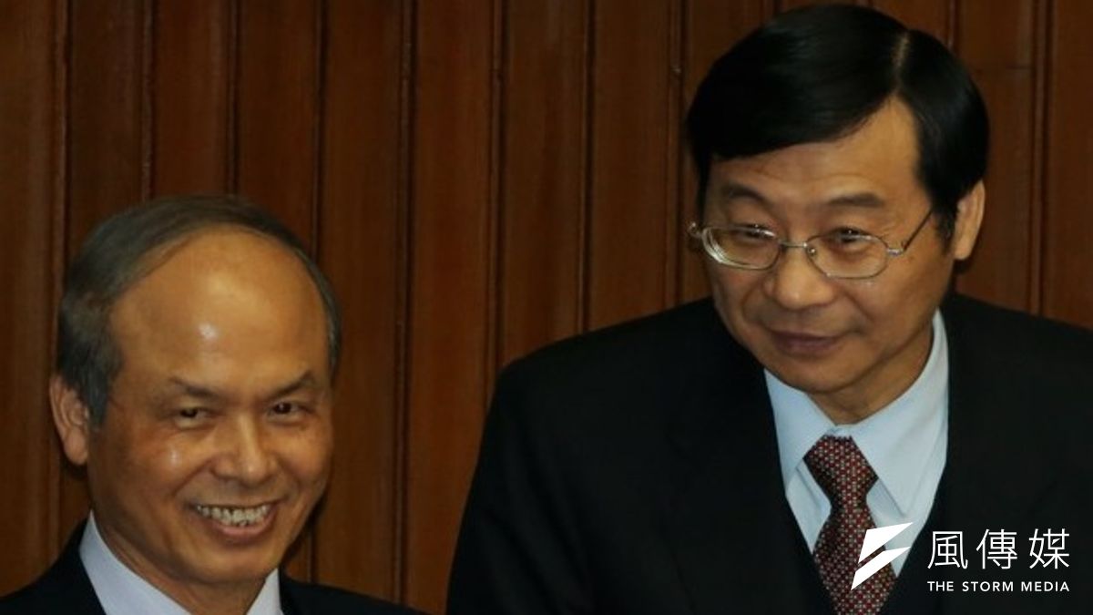 哥倆好!金管會主委曾銘宗(右)表示全力支持財政部長張盛和提出的稅改方案。(余志偉攝) 哥倆好!金管會主委曾銘宗(右)表示全力支持財政部長張盛和提出的稅改方案。(余志偉攝)