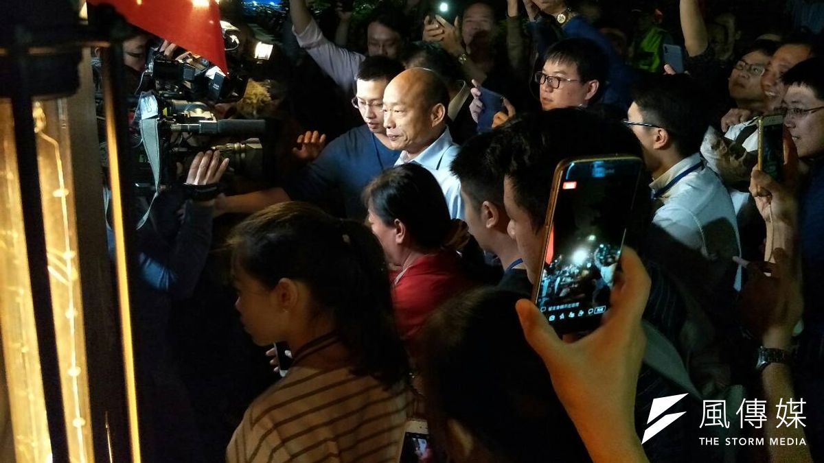 國民黨高雄市長候選人韓國瑜(中)今晚北漂到台北信義區,在酒吧舉辦「北漂青年見面座談會」,場外吸引300多人圍觀守候,擠爆巷弄。(周怡孜攝) 國民黨高雄市長候選人韓國瑜(中)今晚北漂到台北信義區,在酒吧舉辦「北漂青年見面座談會」,場外吸引300多人圍觀守候,擠爆巷弄。(周怡孜攝)