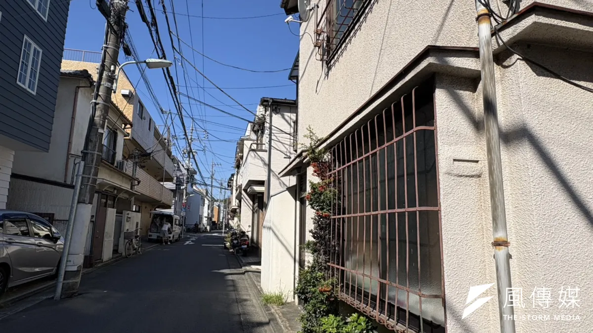 東京都品川區的住宅區窄巷,兩側是低層住宅。東京老房子單價較低,但修繕積立金、離站距離與淹水風險都要一起算進成本。(溫芳瑜攝)