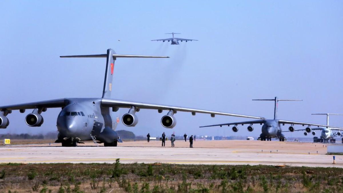 6架中共最大型的戰略運輸機運-20連續2天往返中國與塞爾維亞,運送中國交付的紅旗防空導彈系統,把全球目光從俄烏戰爭轉移到中美戰略競爭上,演出一場戰略空軍震撼秀。(圖/@Cyberspec1) 6架中共最大型的戰略運輸機運-20連續2天往返中國與塞爾維亞,運送中國交付的紅旗防空導彈系統,把全球目光從俄烏戰爭轉移到中美戰略競爭上,演出一場戰略空軍震撼秀。(圖/@Cyberspec1)