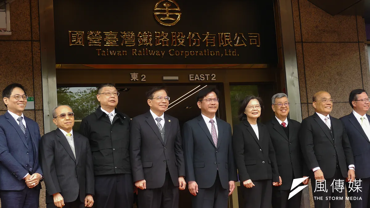 20240101-國營台灣鐵路股份有限公司舉行揭牌,右起行政院副院長鄭文燦、前行政院長蘇貞昌、行政院長陳建仁、總統蔡英文、總統府秘書長林佳龍、交通部長王國材、台鐵董事長杜微。(蔡親傑攝)