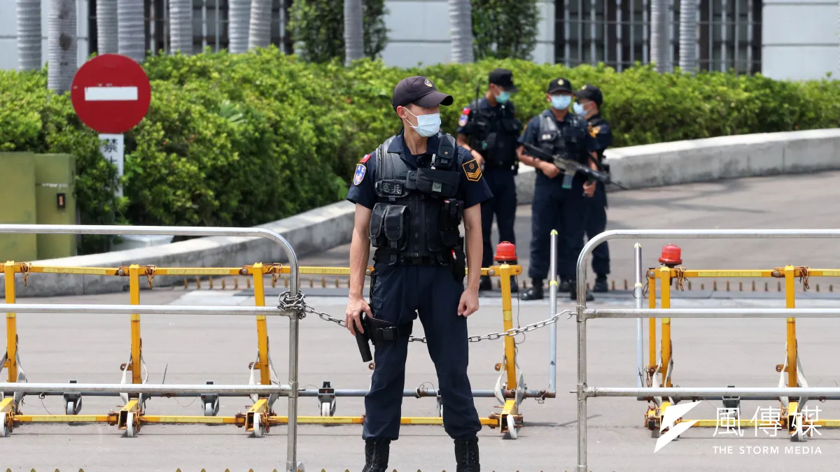 便衣憲兵崗哨黑色勤務服近期再有小改款登場,主要針對材質和袖長部分精進,新裝僅能從袖子部分看出差異。(蘇仲泓攝)