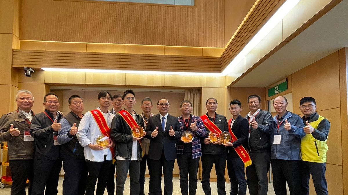 全國製茶技術競賽新北囊括冠亞季軍 ,今(20)日市長侯友宜頒獎鼓勵茶農並與他們合影。(圖/新北市農業局提供) 全國製茶技術競賽新北囊括冠亞季軍 ,今(20)日市長侯友宜頒獎鼓勵茶農並與他們合影。(圖/新北市農業局提供)