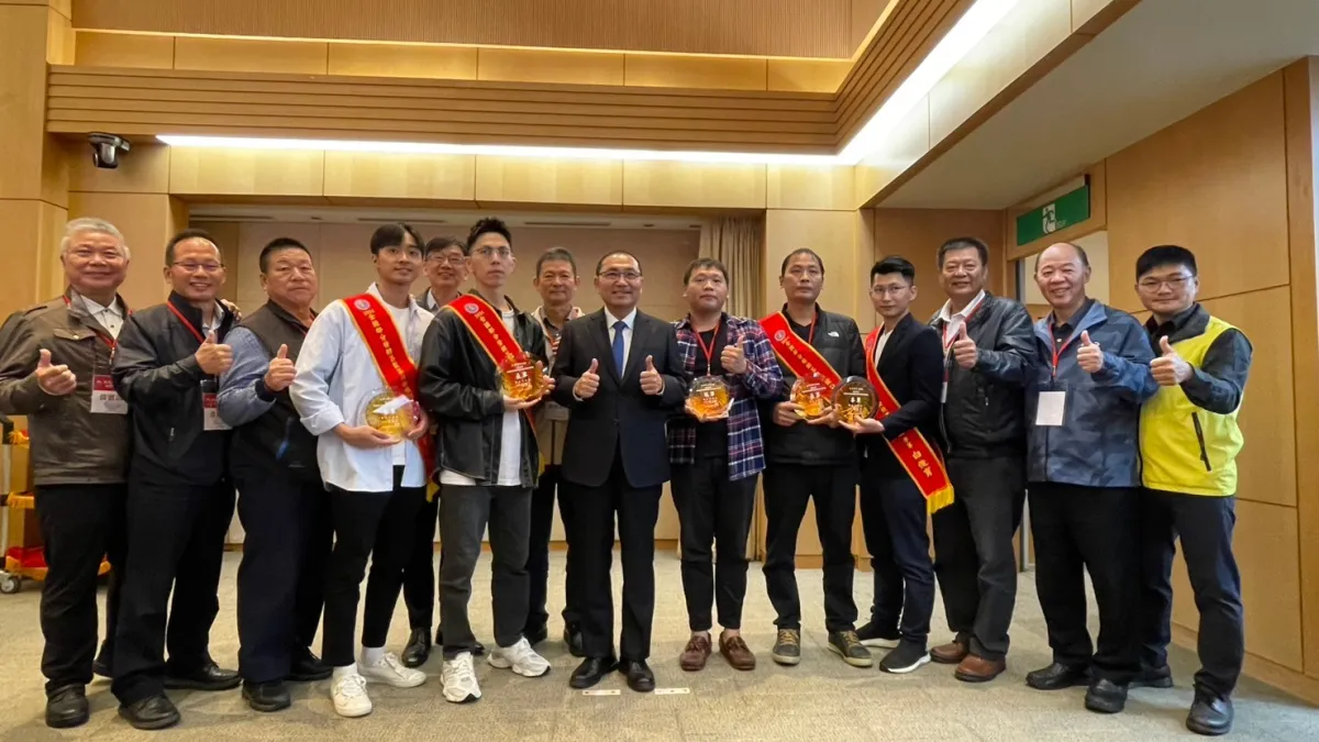 全國製茶技術競賽新北囊括冠亞季軍 ,今(20)日市長侯友宜頒獎鼓勵茶農並與他們合影。(圖/新北市農業局提供)