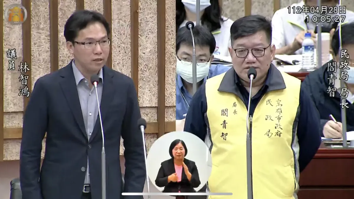 高市議員林智鴻(左)於議會質詢民政局長閻青智。(圖/翻攝市議會)