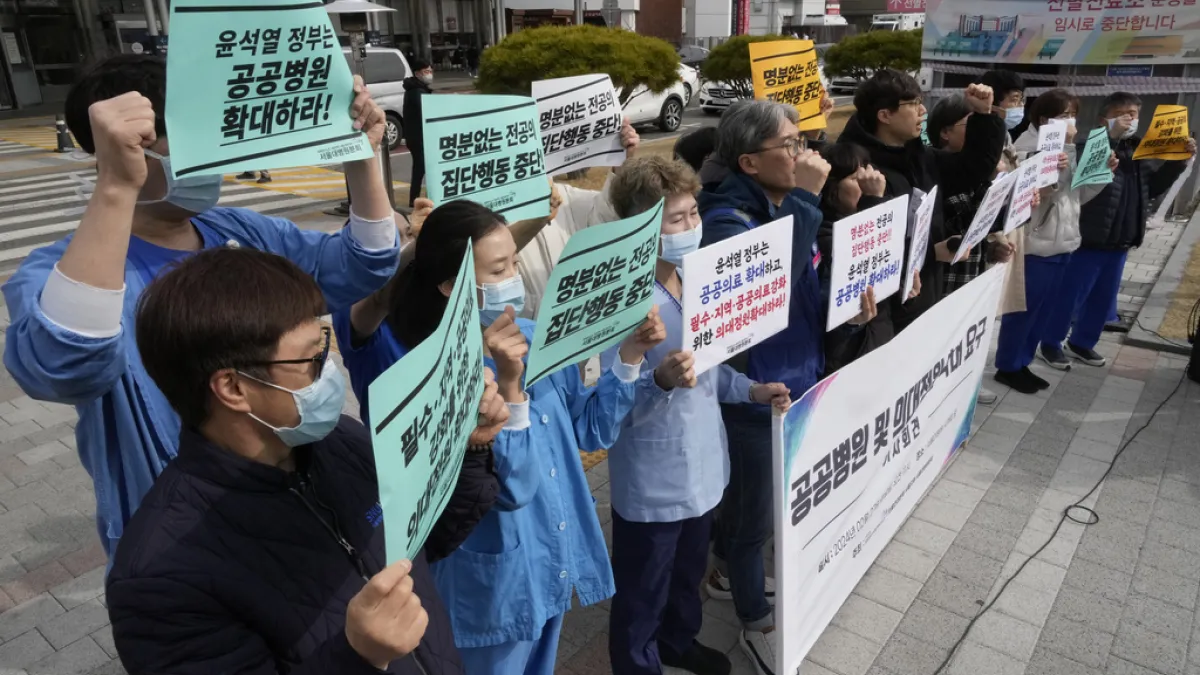 南韓實習醫師、住院醫師2月20日起集體罷工辭職,以抗議政府推行的醫學院生擴招政策。(AP)