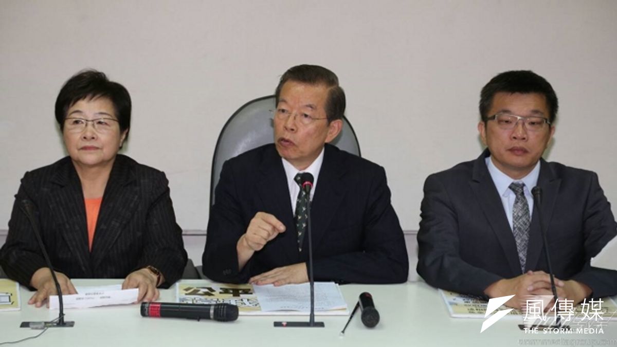 針對黑心油事件,謝長廷表示,已委請律師寫存證信函給行政院,要求在5天內,扣押頂新集團在台北101大樓擁有的全部股權及相關資產。圖為謝長廷日前召開記者會,要求政府應該向黑心業者代位求償300億元。(資料照片,余志偉攝) 針對黑心油事件,謝長廷表示,已委請律師寫存證信函給行政院,要求在5天內,扣押頂新集團在台北101大樓擁有的全部股權及相關資產。圖為謝長廷日前召開記者會,要求政府應該向黑心業者代位求償300億元。(資料照片,余志偉攝)