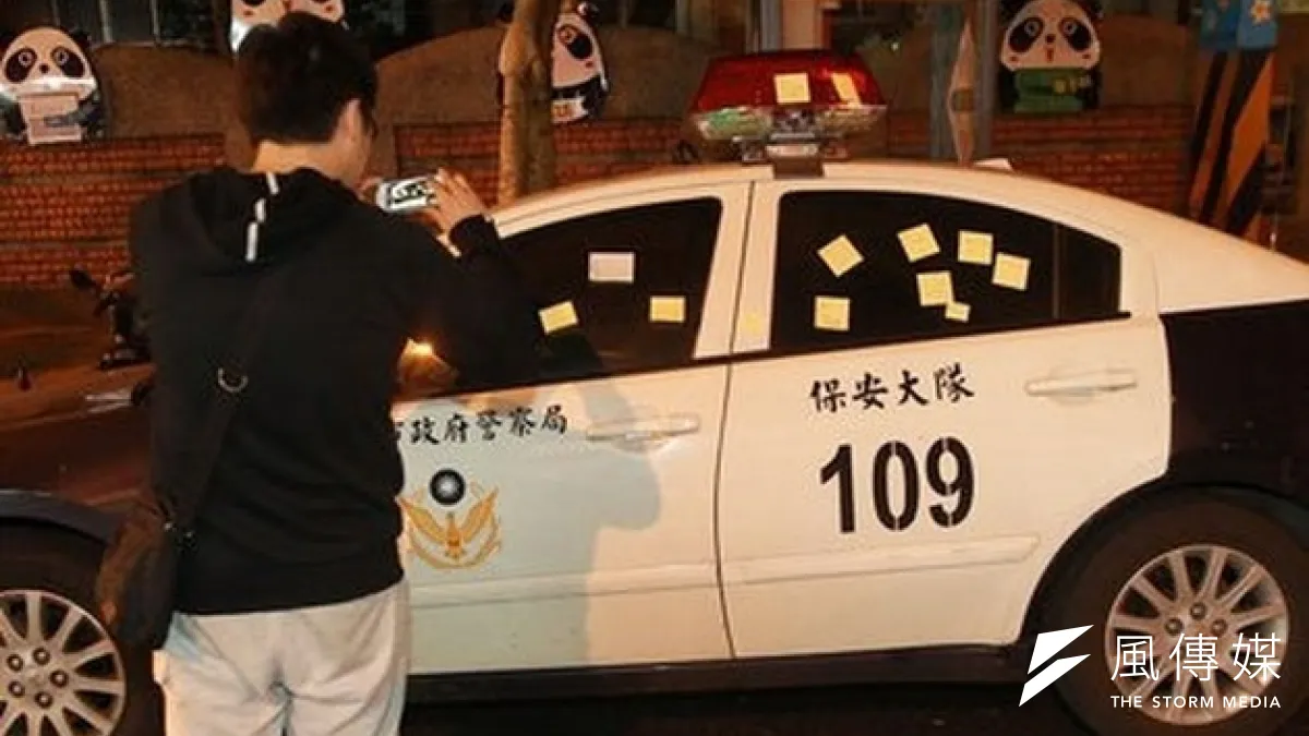 抗議學生以警車外貼上問候的便利貼,化解與警察的衝突對峙。(取自網路)