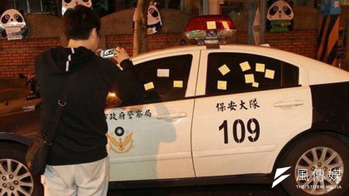 抗議學生以警車外貼上問候的便利貼,化解與警察的衝突對峙。(取自網路) 抗議學生以警車外貼上問候的便利貼,化解與警察的衝突對峙。(取自網路)