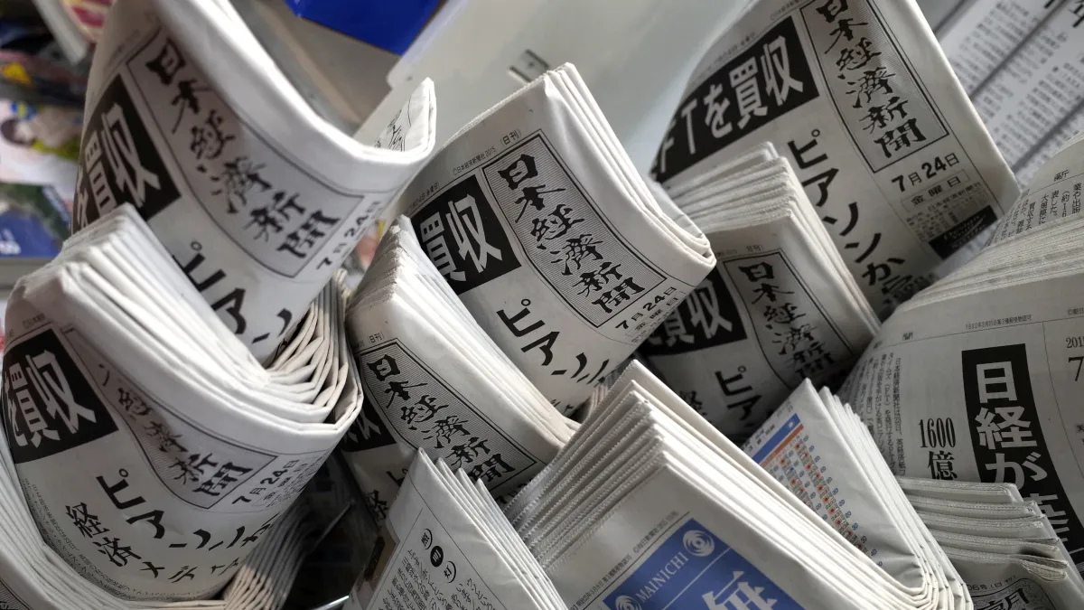 日本書報攤上的《日本經濟新聞》。(資料照,美聯社)