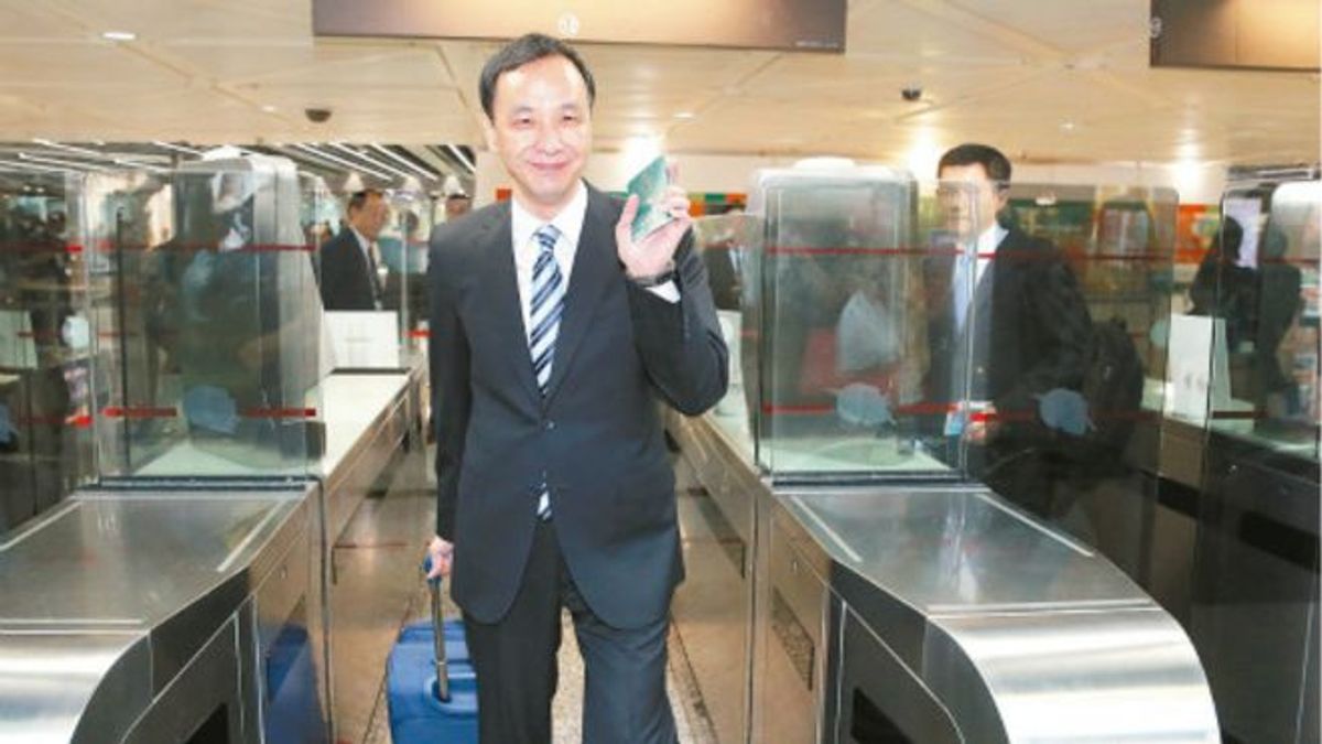 手拿護照的朱立倫2日上午沒有走貴賓通道。(取自BBC中文網) 手拿護照的朱立倫2日上午沒有走貴賓通道。(取自BBC中文網)