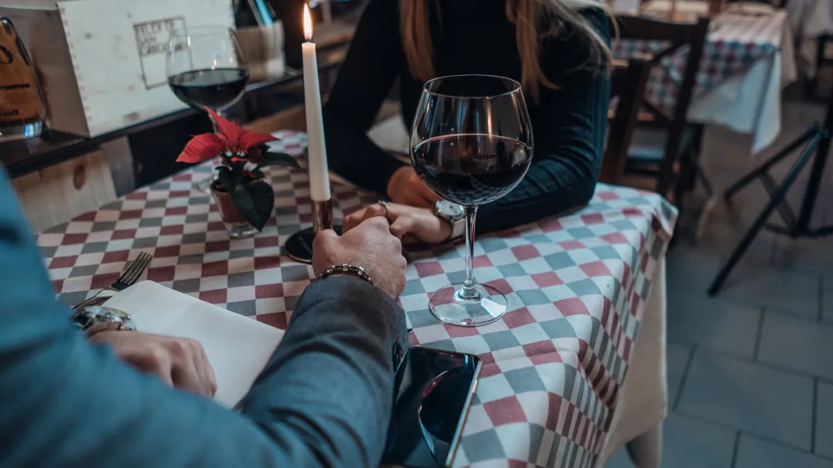 不少事業有成的男子找年輕女學生包養,成為Sugar Daddy。(圖/Unsplash)