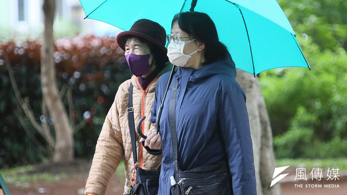 氣象專家吳德榮表示,明日大陸冷氣團南下,加上華南雲雨區東移,各地濕冷,部分平地下探10度。(示意圖/柯承惠攝) 氣象專家吳德榮表示,明日大陸冷氣團南下,加上華南雲雨區東移,各地濕冷,部分平地下探10度。(示意圖/柯承惠攝)