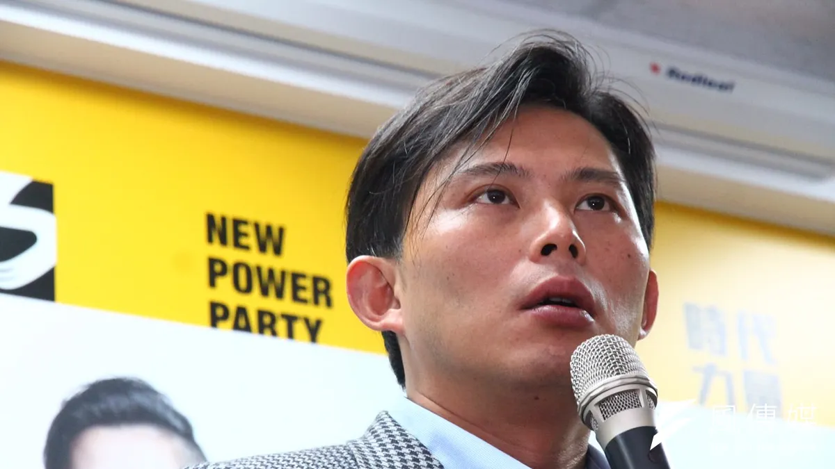 總統馬英九於28日搭專機前往太平島,引起美方不滿,時代力量黨主席黃國昌28日左批美國不該「說三道四」,右批馬英九應提早跟蔡英文溝通。(資料照,曾原信攝)