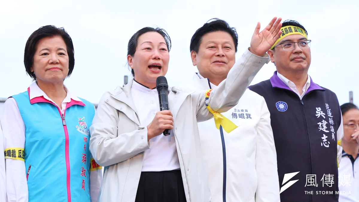 花蓮氣氛肅殺,司法警察單位步步進逼國民黨總召傅崐萁(右二),和他的妻子縣長徐臻蔚(左二)。(資料照,顏麟宇攝)