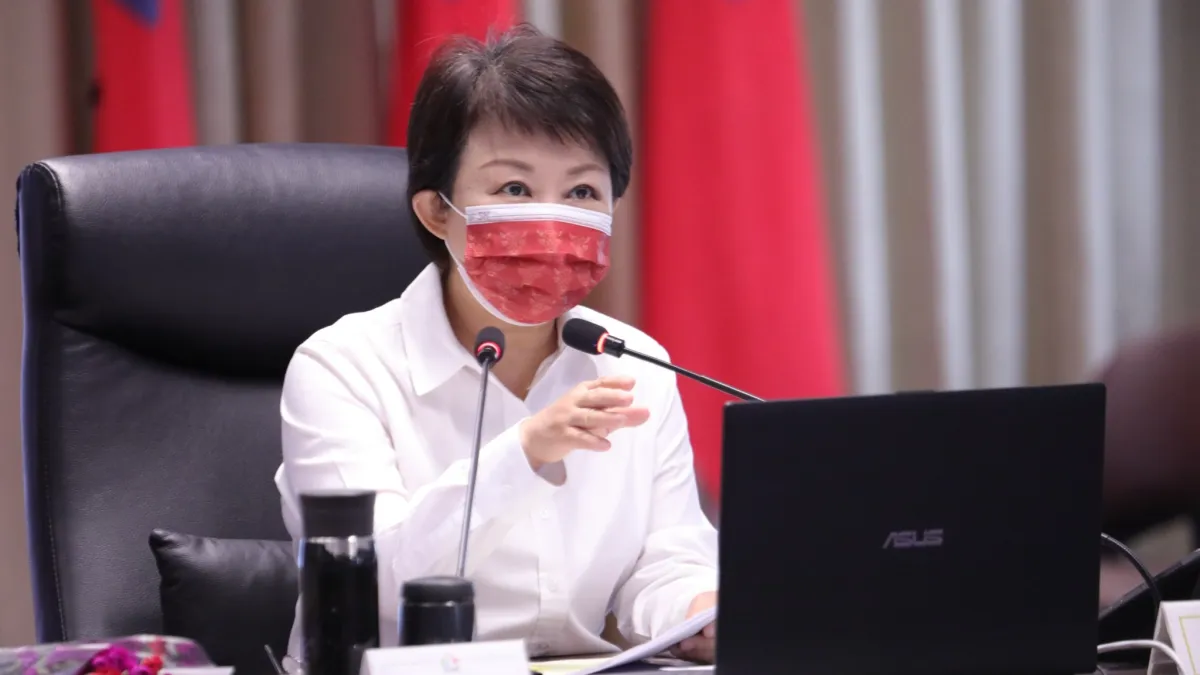 台中市長盧秀燕在市政會議中強調,華航機師與諾富特飯店群聚感染擴大,整體疫情未完全掌握,5日將與中央、地方醫事專家學者召開大型防疫會議。(圖/臺中市政府提供)
